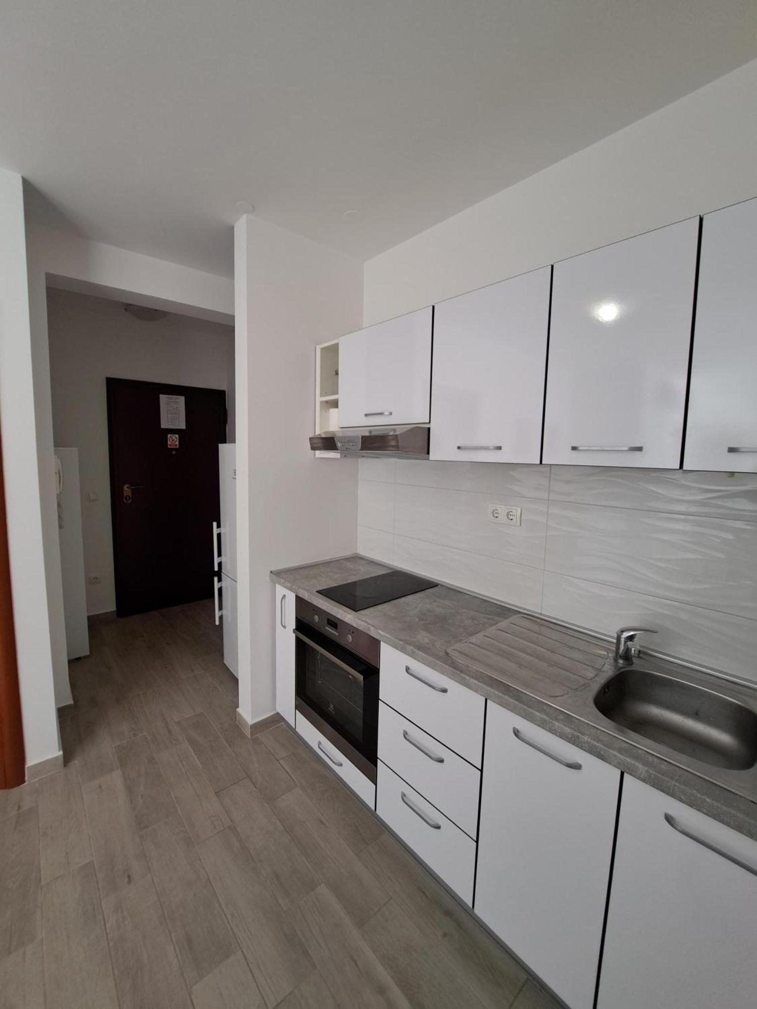 Apartment Charlie Комарна Екстериор снимка
